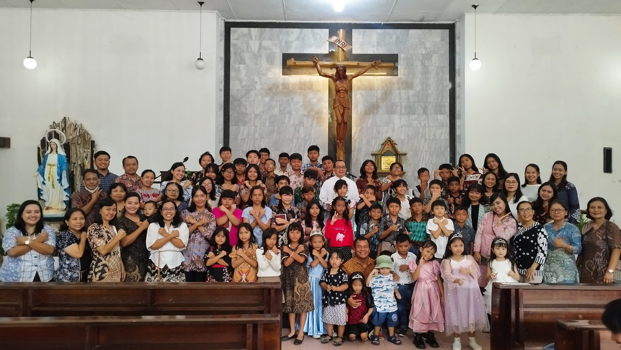 Persembahan Indah di hari Minggu : Misa Koor Keluarga Besar Katolik TK, SD dan SMP di Gereja St. Petrus Panjang