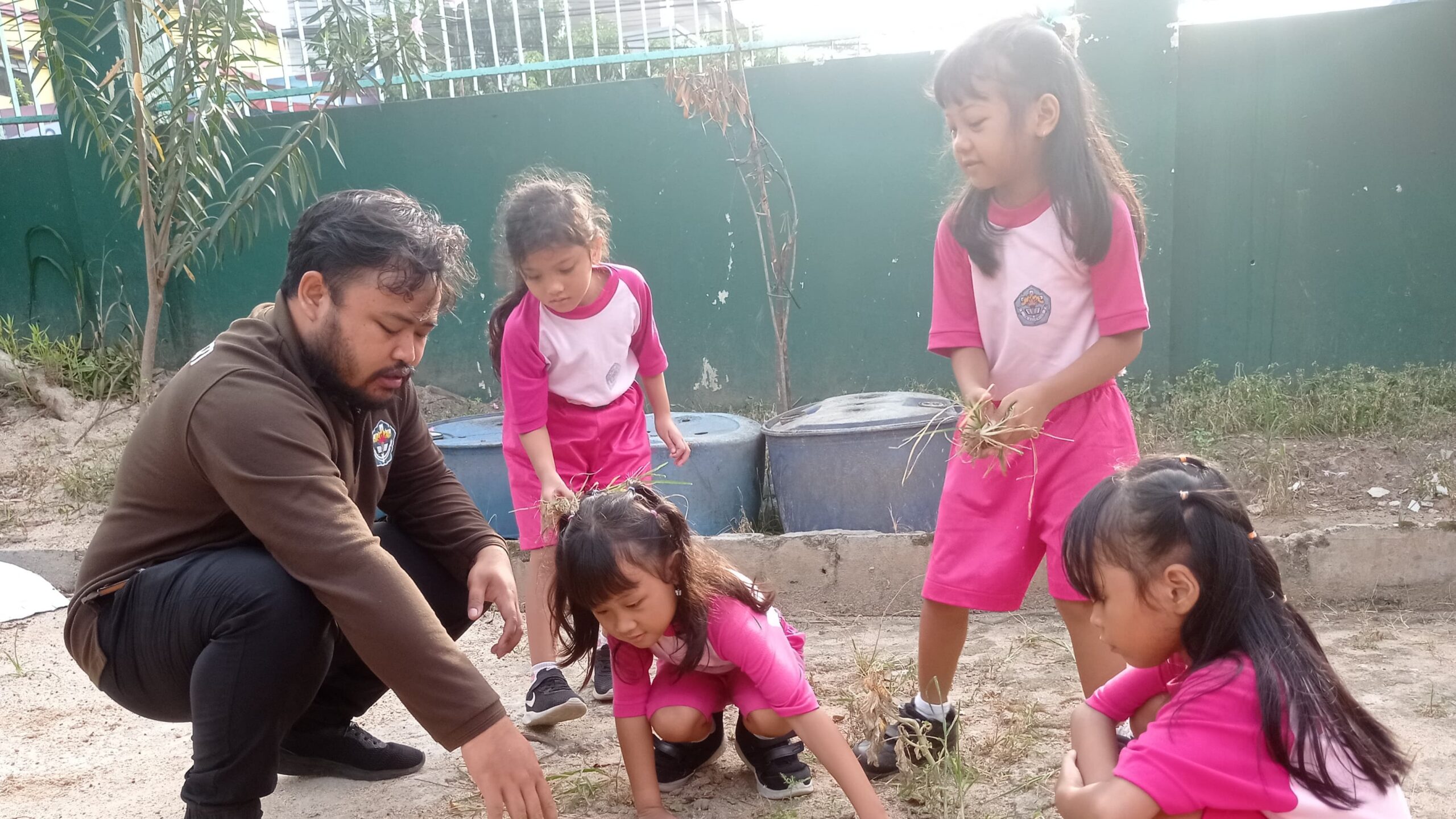 Gotong Royong Bersama Kakak-Kakak SMP Xaverius Panjang: Membangun Kebersamaan dan Peduli Lingkungan