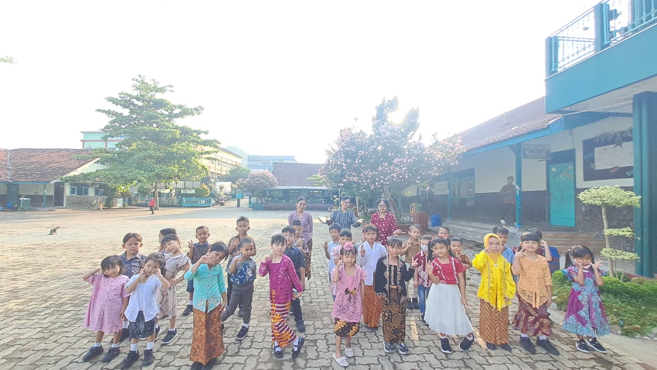 Gema Semangat Emansipasi: Menanamkan Jiwa “Kartini Masa Kini” di Komplek Xaverius Panjang