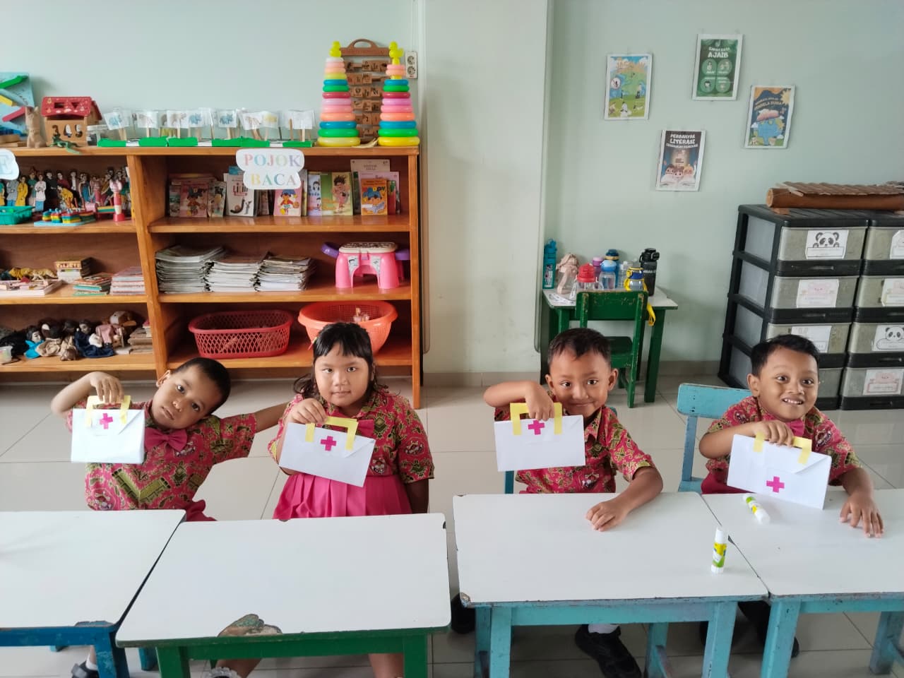 Mengenal Profesi Medis Sejak Dini: Serunya Membuat Tas Dokter Cilik di Kelas