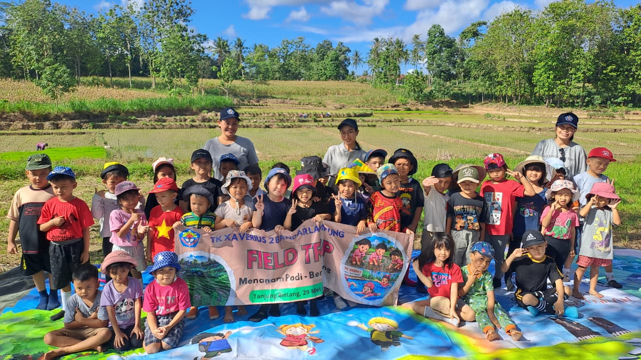 Sepatu Lumpur dan Kecipak Air: Kisah Petualang Cilik TK Xaverius 2 Bandar Lampung Menaklukkan Sawah dan Kolam Renang