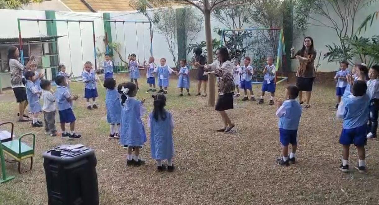Keceriaan Hari Kedua MPLS: Serunya Anak-Anak TK Xaverius 2 Bandar Lampung Bermain dan Belajar di Taman
